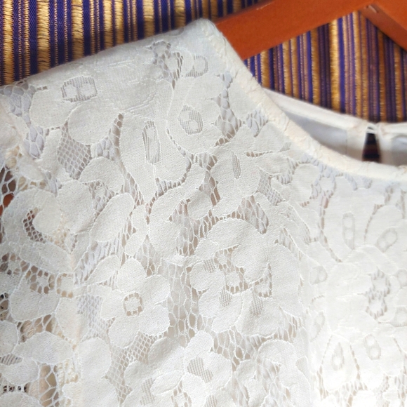 Delicate lace top with 3/4 sleeves - Picture 4 of 6